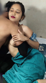 18 साल के युवा पड़ोसी की लड़की घर पर अकेली थी लड़के ने चुदाई की और हिंदी ऑडियो के साथ सेक्स करना शुरू कर दिया