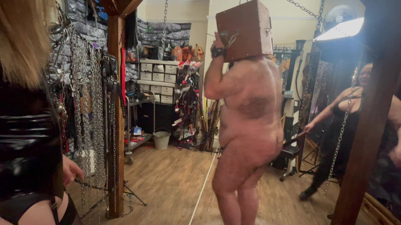 Aaexperinces trans: Teil 1: Domina satana und herrin carrie nehmen den sklaven zu...