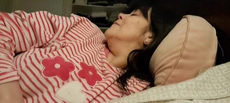 En la cama con un joven amante, me siento duro