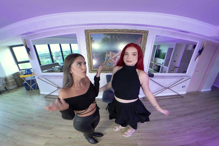 VRMagic: Miss Olivia - Peekaboobs