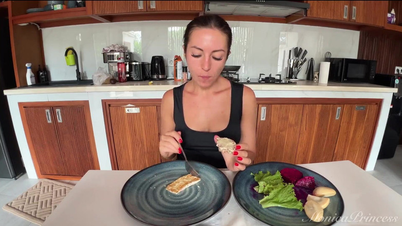 Princess Monica: Watch Me Cook和 mukbang