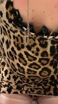 Der freche Mann trat im Kino als Prostituierte in Tokio auf