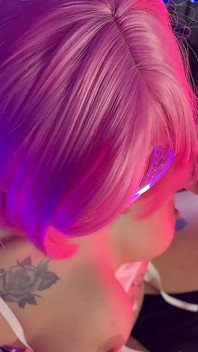 Kamera POV. Neonowy seks z wytatuowaną Barbie i Supermanem, fetyszem i spermą na dupie
