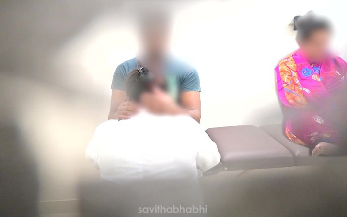 savithabhabhi: インド人医師が患者と楽しんでいる一方で、別の患者が近くに座っている