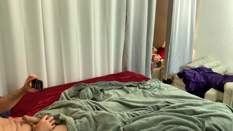 Erin Electra: Mama Vitregă Îl Prinde Pe Fiul Vitreg Masturbându-se Și Dependent De Porno