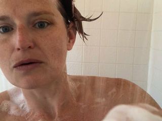 Rachel Wrigglers: Сексуальная зрелая рыжая Rachel Wriggler устанавливает свой телефон в душе и снимает на видео все это для тебя
