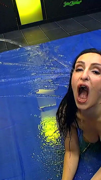 Devot Delia em gangbang e sessão de mijo