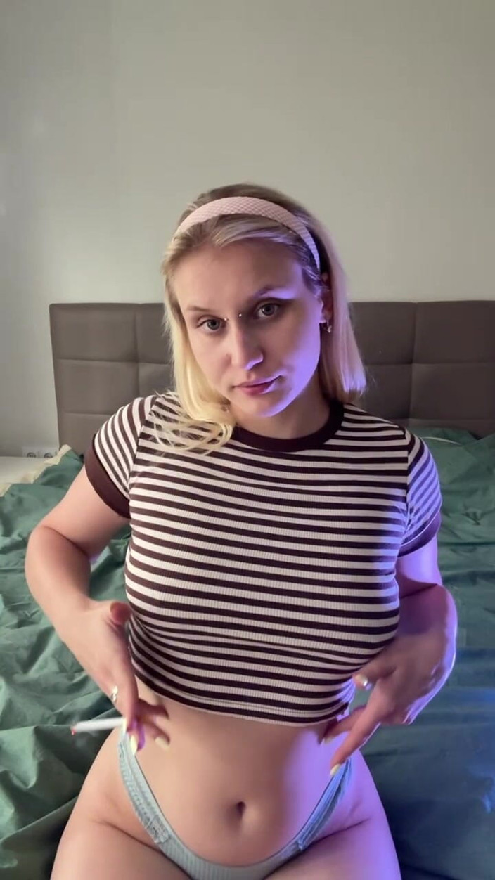 MertyXXX: Mă mângâi în timp ce fumez