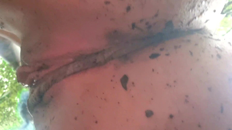 Mania Pigmilk: Vuil poesje in het bos extreme close-up