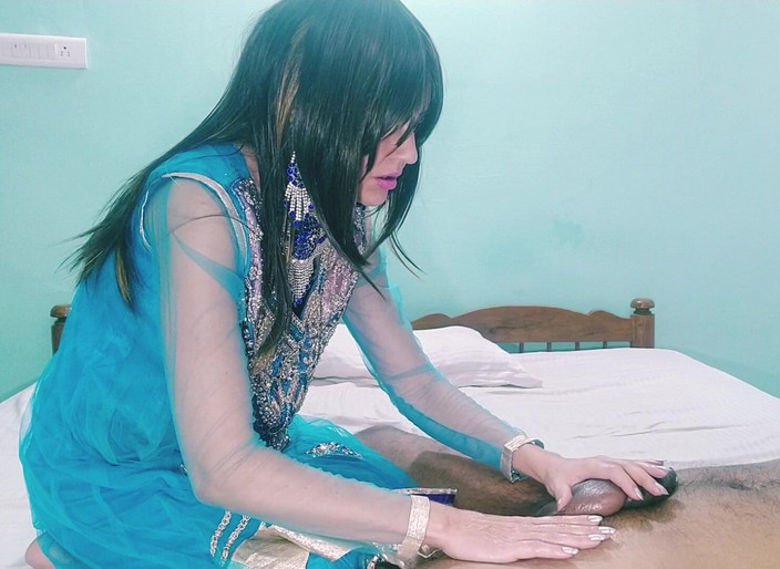 Bolly Karma: 大黑屌口交女王充满乐趣地吮吸