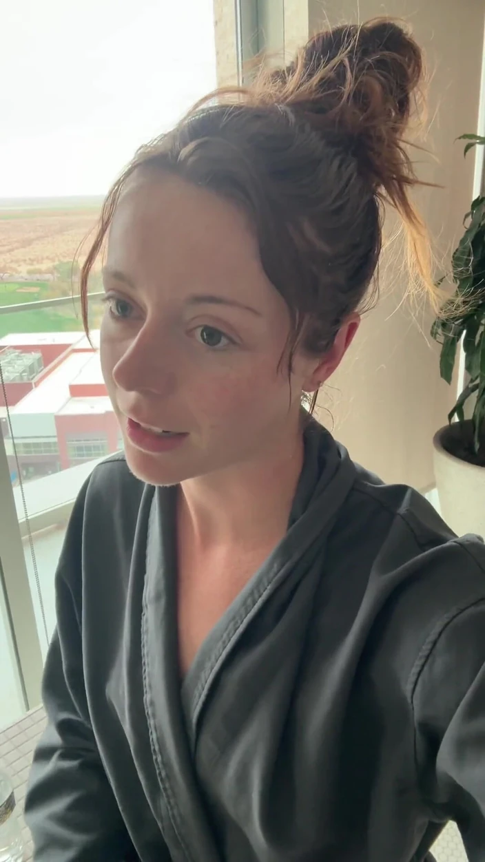 Nadia Foxx: Pomocí aplikace My Lush k stříkání v lázeňské sprše | Riskantní...
