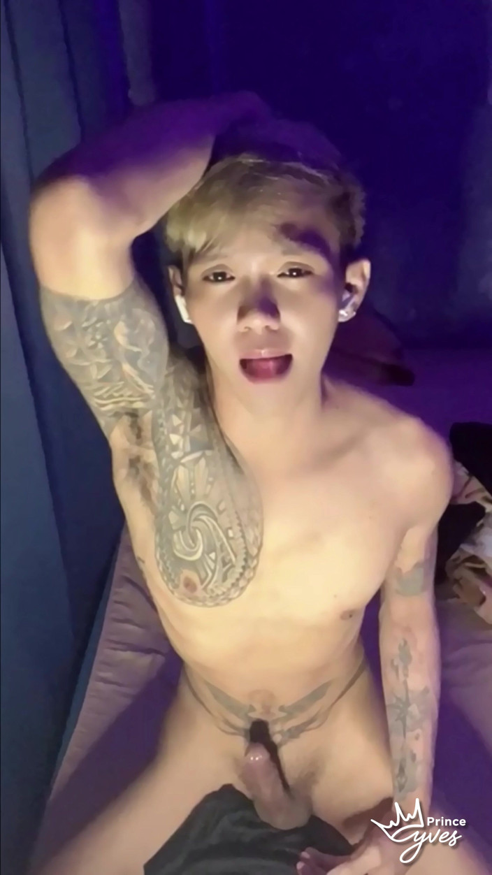 Prince-Yves: Filipino inked napalony twink dokucza i masturbuje się, aż spuści