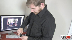 ManUpFilms: Prinsă masturbându-se la serviciu