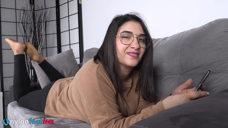 Best Nylon Feet Videos: Büyüleyici tanrıça çıplak çoraplı ve özensiz topuklu ayakkabılarla ayaklarını teşhiş ediyor