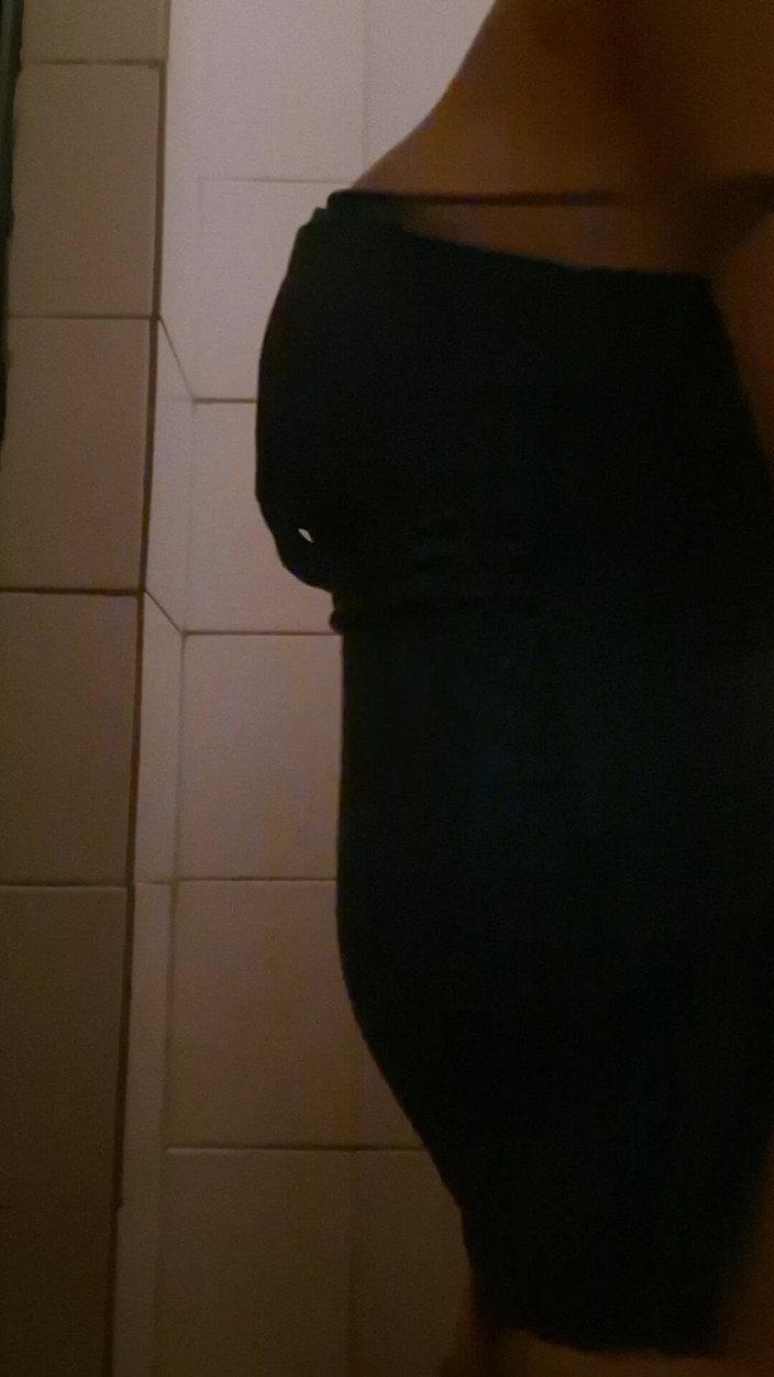 FannySquirting: Manželka odchází z práce a tráví v porno filmu kouřením...