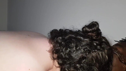 Real homemade BBW BBC porn: Une BBW lèche une grosse bite noire en suçant sa...