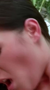 La splendida ragazza mora sta mangiando la figa della sua amica