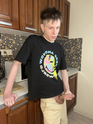 Morflot24: Genç twink'in fışkıran boşalma zevki