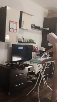 Seksi Esmer Evin Etrafında Çıplak Ev Işleri Yapıyor.