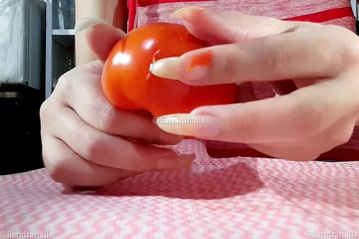 Goddess Li: Förstör en tomat