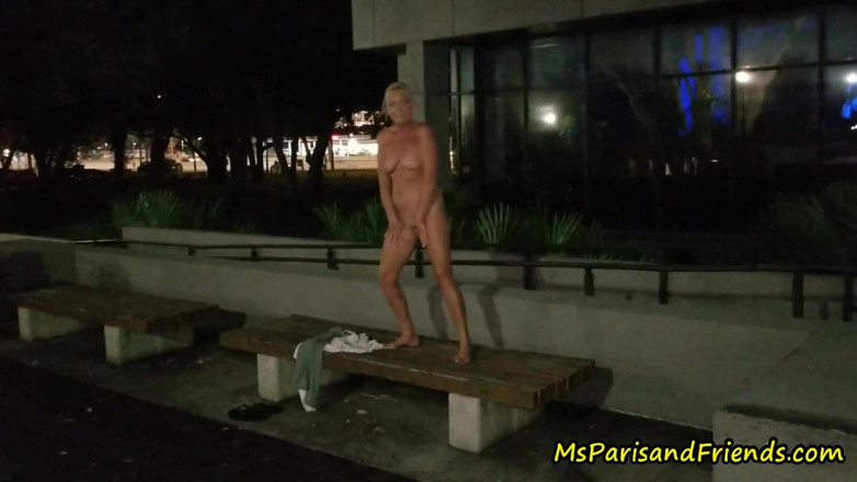Ms Paris and Friends: โชว์ตัวเปลือยสาธารณะ ช่วยตัวเอง และฉี่