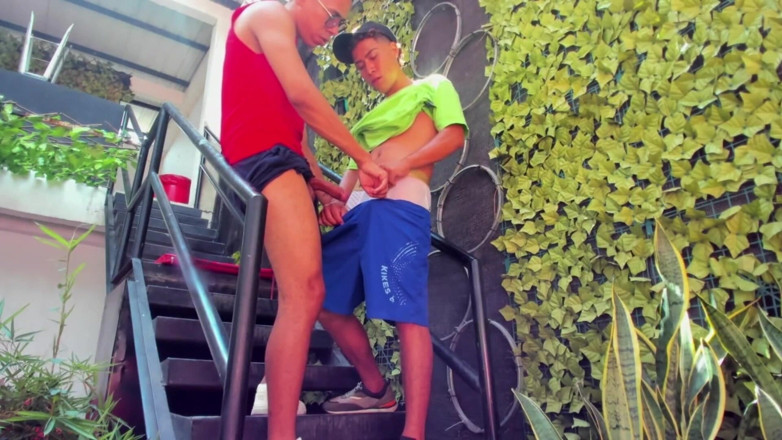 Tomas Styl: Pasangan gay masturbasi diam-diam di tangga