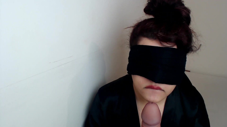 Evelyn Butt: La ragazza gamer bendata succhia il cazzo enorme di uno...
