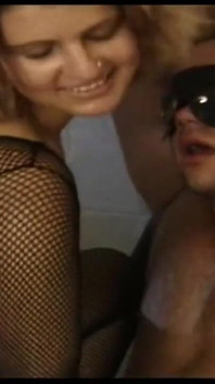 バスルームでクソを支配する熟女の猫