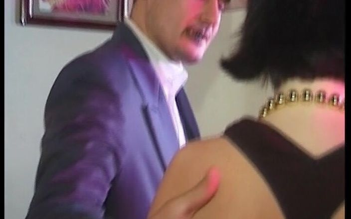Enjoy German porn: Uma ruiva alemã madura recebe gangbang na mesa de bilhar