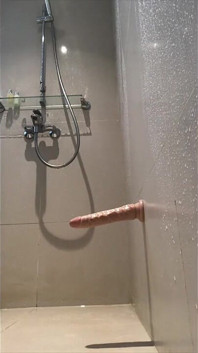 Bray love büyük dildoyla kendini sikiyor