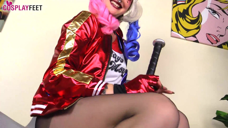 Feet & Cosplay: Medusa सुनहरे बालों वाली, Harley Quinn की काले नाइलन के साथ कॉस्प्ले पोशाक में बहुत हॉट दिखती है