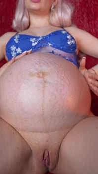 Barriga de 9 meses de embarazo, fetiche por el aceite y bromas de la rubia atractiva
