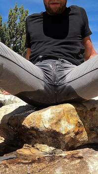 Je pisse dans mon jean et je me branle dans le désert