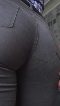 Amatör MILF retar perfekt röv i super tighta jeans och trosor linje