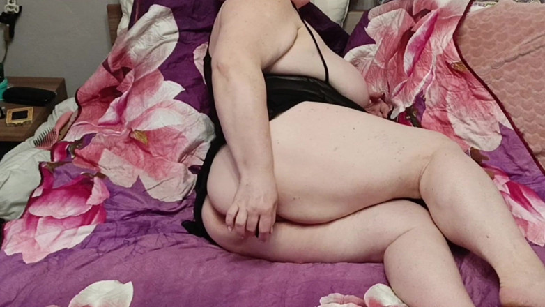 Zona901: Dziewczyna masturbuje się swoją soczystą, mięsistą cipką