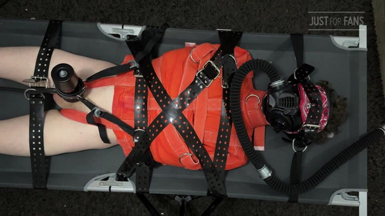 Inmate Cody and SubEdgeX: Bondage, un jumelle attaché à un camp dans une camisole de...