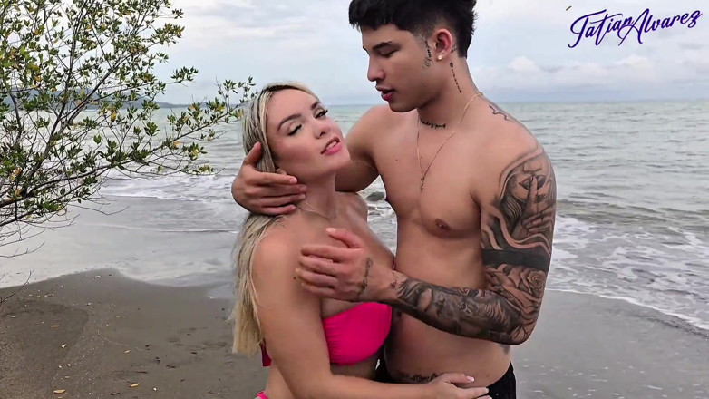 Tatianaalvarez: Saya bertiga dengan teman lelaki dan kawannya di pantai