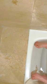 I Recorded My Stepsister Masturbating While Taking a Bath
