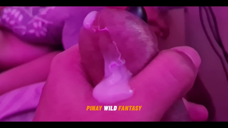 PinayWildHotCouple: Masturbando enquanto a meia-irmã da minha esposa está descansando ocupada...