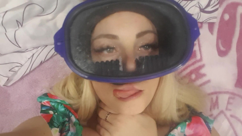 LarisaCum: Mask and new swimsuit, I caress myself and it's so...