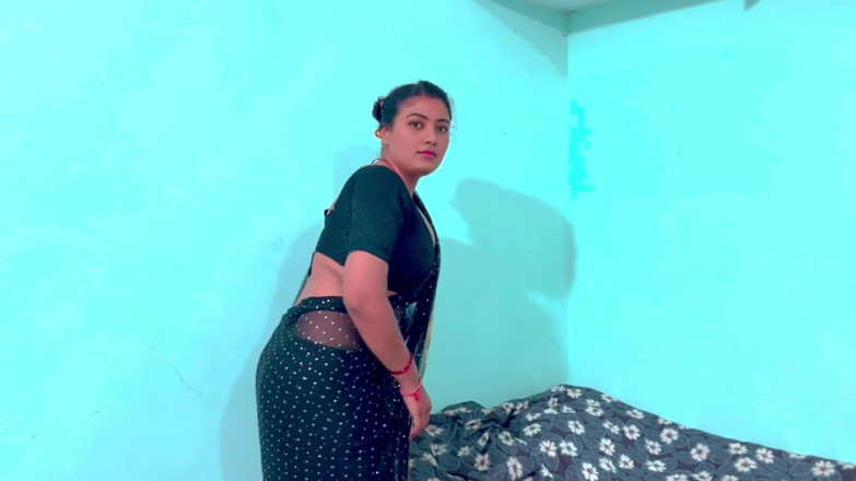 Hotty_ragini: Madrastra compartió cama individual y hizo feliz a su hijastro,...