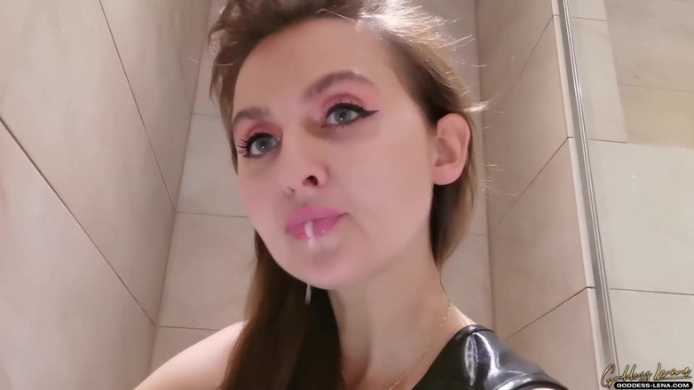 Goddess Lena: Gouden douche onder de douche