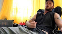 Sabah erken saatlerde sigara içiyor ve büyük zenci yarağımı okşuyor