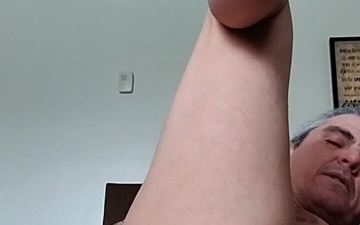 Sluttybottom101: Tomando um grande vibrador preto profundo na buceta do meu...