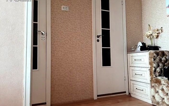 webcamboy98: Un garçon nu secoue une bite et jouit avec un...