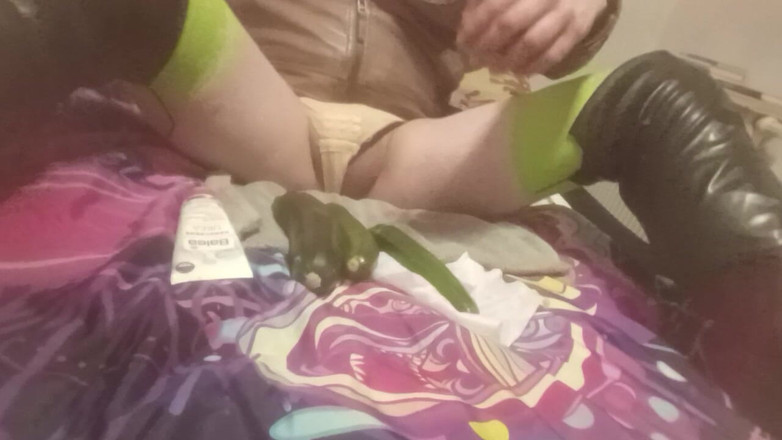 JujuTV: Bitchboyass doet het deze keer met een courgette