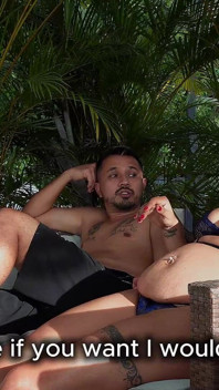Můj manžel mi dal kytici květin výměnou za můj zadek, můj první anální sex