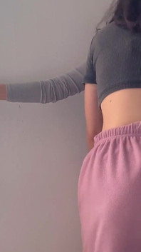 我向我继兄弟的妻子解释如何玩女同性爱