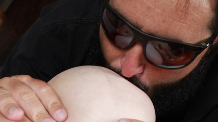 Vibra King Video: Büyük Göğüslerimin Sütünü Emiyor