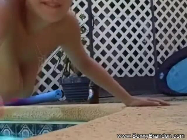 Sexxy Brandon: Pasangan amatur sedang berseronok di kolam